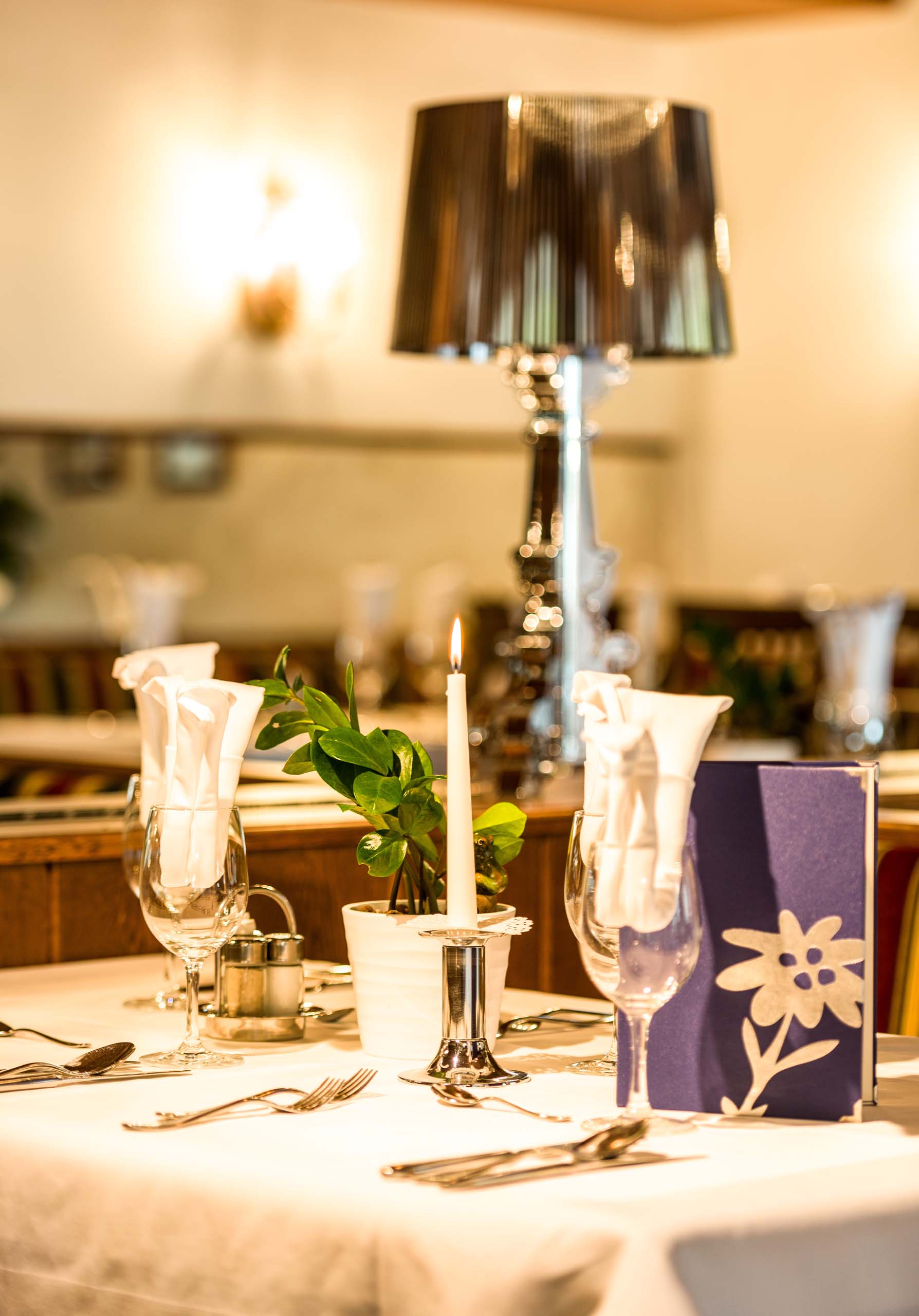 Eleganter festlicher Tisch mit Kerzen, WeinGläsern und Blumendekor für Hochzeiten oder Events bei Edelweiss.