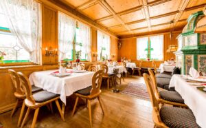 Gemütliches Restaurant mit traditioneller österreichischer Einrichtung, Holzmöbeln und stilvoller Dekoration, ideal für authentisches Urlaubserlebnis in Österreich.
