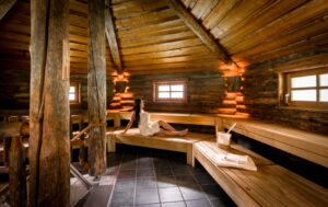 Rustikale Sauna im Edelweiss Wellnessbereich, Holzofen, entspannte Atmosphäre, Holzinterieur, Wellness, Erholung, Tirol, Alps, Natur, Sauna, Spa, Sauna mit Holzdekor, Holzsauna, Naturbad, Tiroler Wellness.