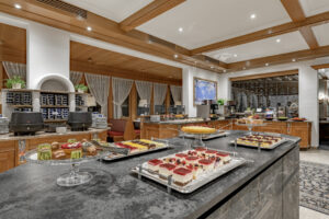 Dessertbuffet mit vielen Köstlichkeiten, kleinen Küchlein und feinen Patisserie. Ein helles freundliches Buffet, das für einen erholsamen und genüsslichen Aufenthalt sorgt.